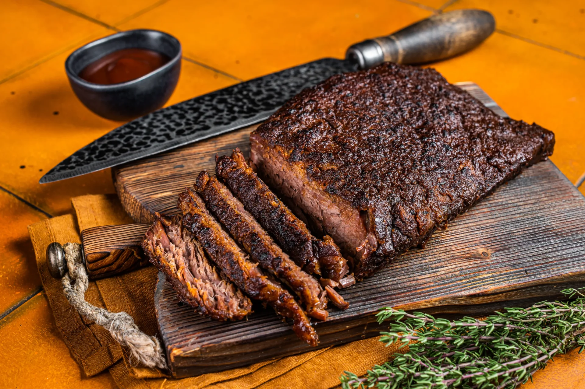 Langzaam gerookte brisket op de BBQ